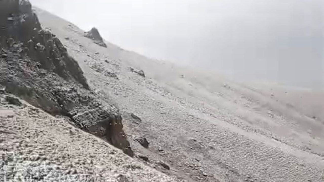 Kışın habercisi olan ilk kar buraya düştü! Bembeyaz görüntü kartpostalları aratmadı