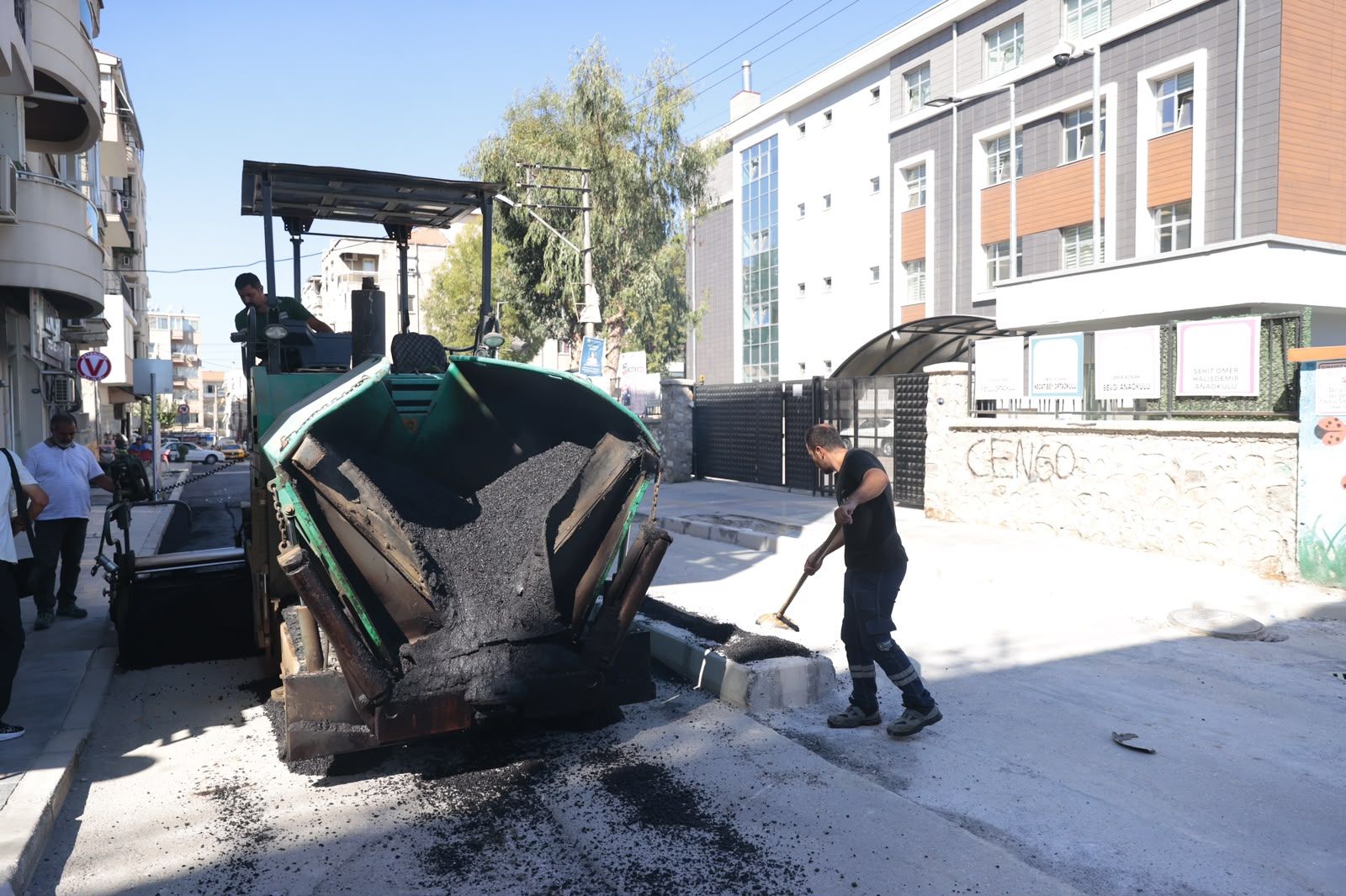 Konak’ta Beş Okulun Kullandığı Sokak Baştan Sona Yenilendi (1)