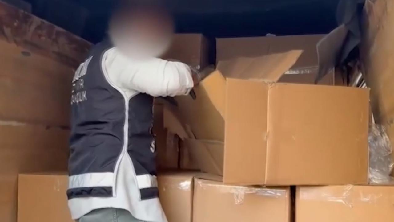 Bornova'da 1 milyon makaron ele geçirildi