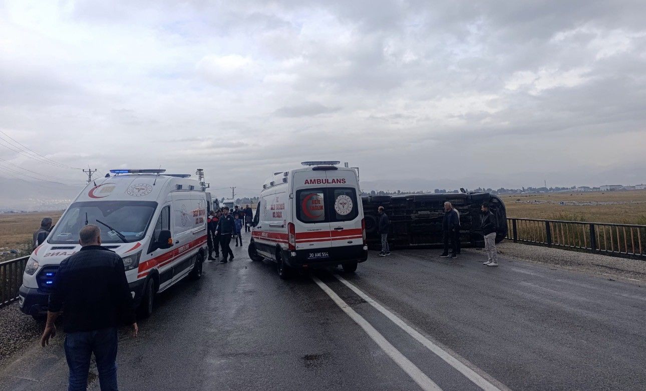 Okul servisi devrildi! Çok sayıda öğrenci yaralandı