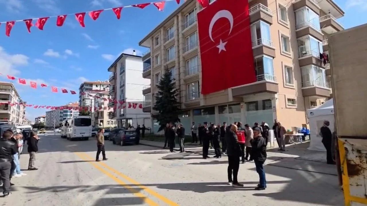 Ankara'dan acı haber! Şehit polis Ahmet Türkoğlu’nun evine Türk bayrağı asıldı