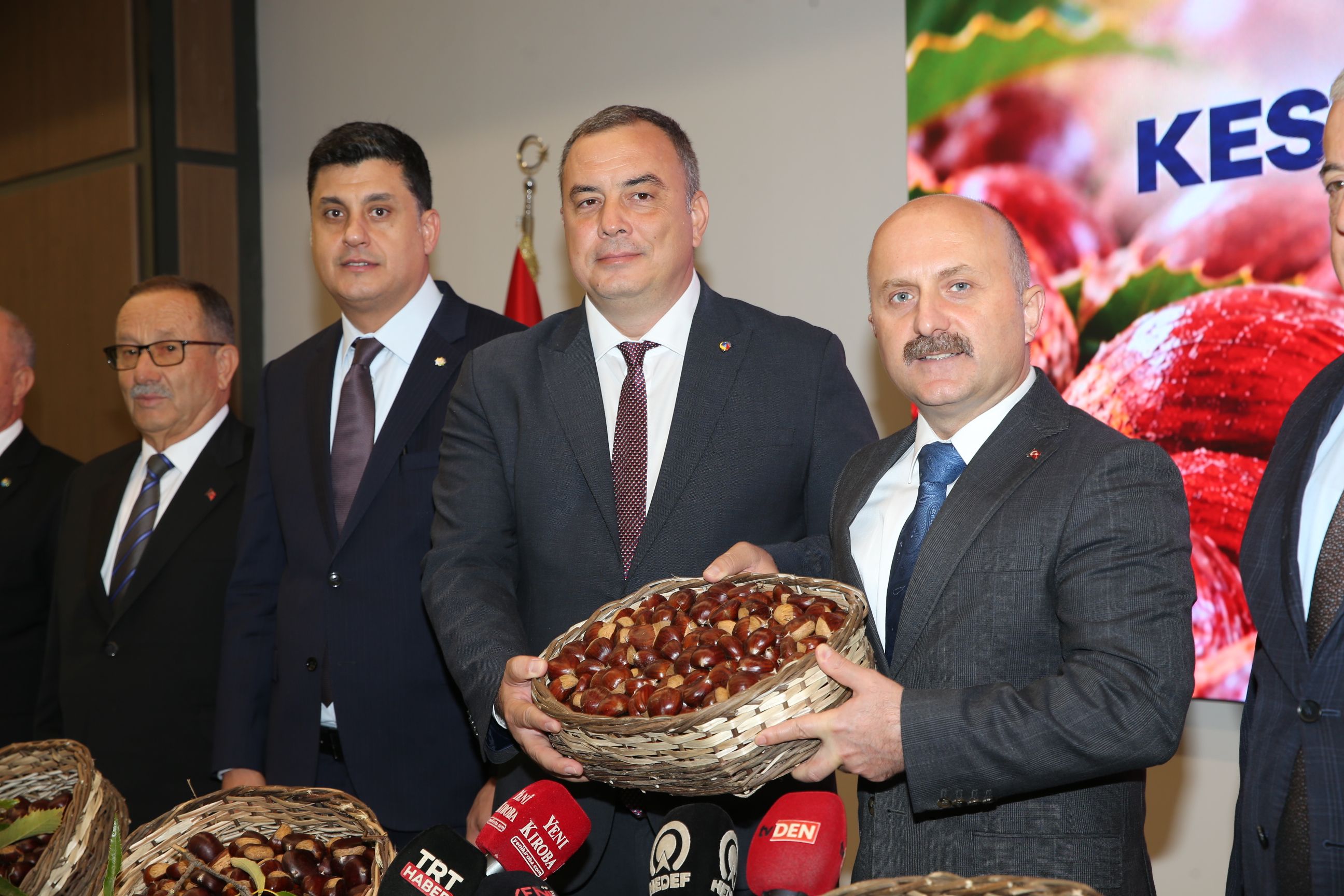 Sezonun Ilk Kestanesi Satışa Çıktı Fiyatı Dudak Uçuklattı (2)