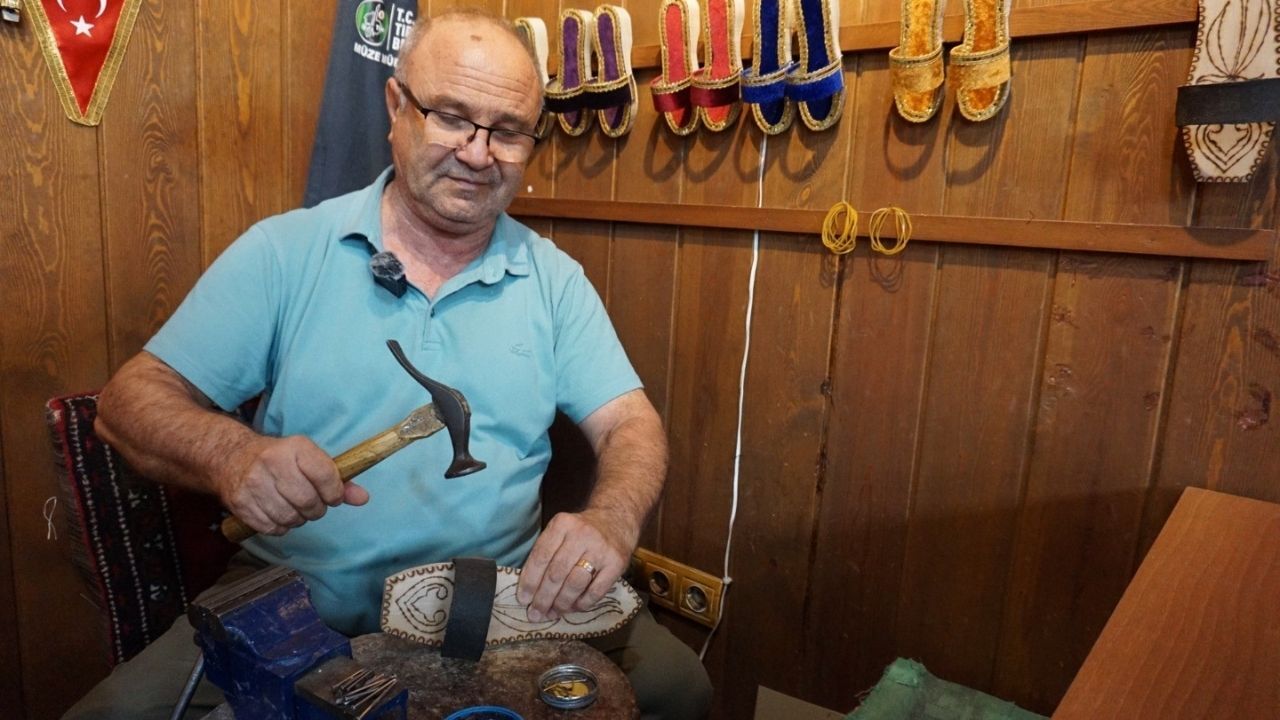 İzmir'de yok olmaya yüz tutan mesleğin son ustalarından! Geleneği yaşatmak için yeni yol buldu