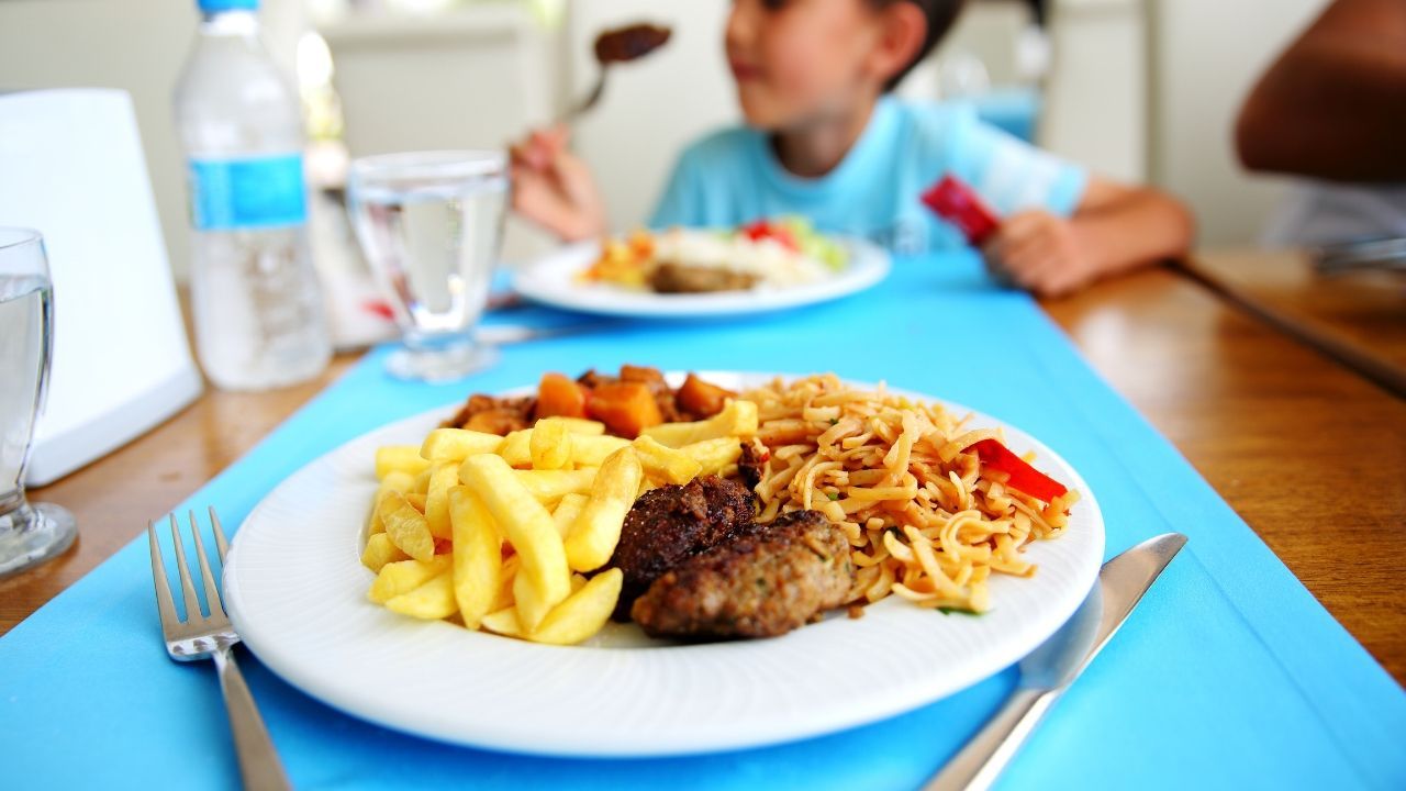 Yemek yerken su içenler dikkat! Sindirimi bozduğu söyleniyordu, bilimsel gerçek bakın ne söylüyor