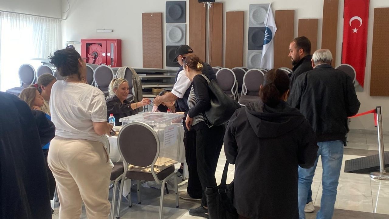Yeni̇ Parti İzmir Ön Seçiminde Korkutan Olay Kadın Üye Hastaneye Kaldırıldı! (1)