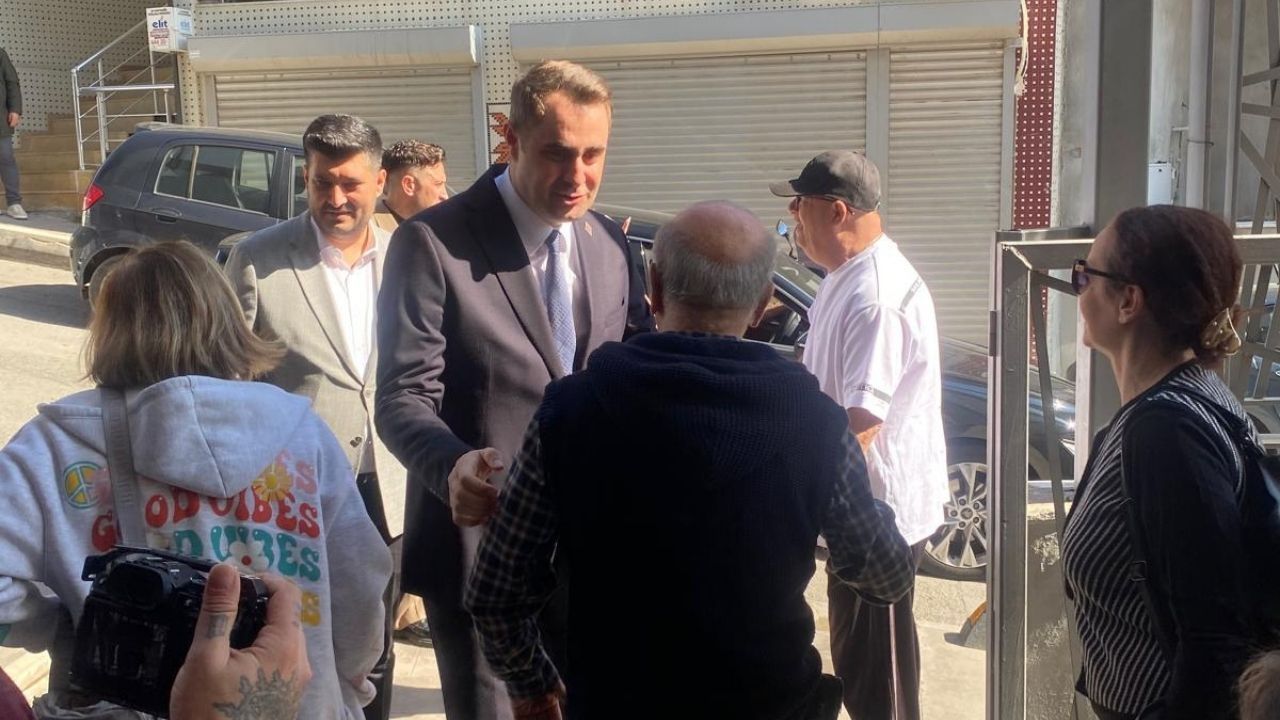Yeni̇ Parti İzmir Ön Seçiminde Korkutan Olay Kadın Üye Hastaneye Kaldırıldı! (2)