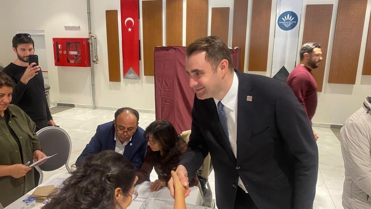 Yeni̇ Parti İzmir Ön Seçiminde Korkutan Olay Kadın Üye Hastaneye Kaldırıldı! (3)
