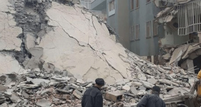 Malatya'da 5 katlı bina çöktü!