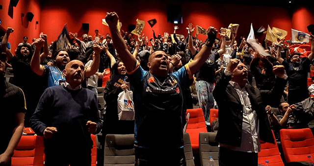 Türkiye’nin 3 takım ile temsil edildiği Avrupa Şampiyonlar Ligi Şampiyonası’nda diğer temsilcilerimizden Papara Super Massive Espor ön elemelerde elenerek turnuvaya veda ederken, Fut Espor ise grup aşamalarında 2 galibiyet ve 4 mağlubiyet alarak gruptan çıkamadı.

Dünya ve Türkiye e-spor otoriteleri tarafından sunulan ‘Kupa Canavarı’ lakabını taşıyan Türk takımı Hyeonu Chung (DESTROY), Taha Yurdagüven (ELRAMİR), Emre Akça (KÖFTE), Min Jeong Yoon (BAO) ve Furkan Çiçek’den (PARUS) oluşuyor. Takım, 2020 yılında 54 şampiyonluk ve kupa kazanmıştı. 2021 yılında 122, 2022 yılında ise 168 şampiyonluk ve kupa ile başarısını tırmandıran Türk takımı, global bazda kırılması çok zor rekora da imza attı.